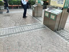 宇都宮駅西口を出たところに喫煙所あり。
乗り換え電車を待ちながらこちらで一服