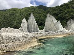 約３０分で仏が浦に上陸。ここからガイドさんの案内を聞きながら中へ入っていく。