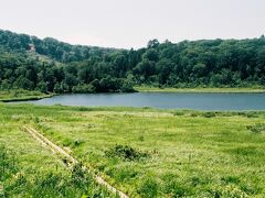 八幡平頂上から乗ったバスを、途中の大沼温泉バス停で途中下車。バス停のすぐ近くに、湿原に抱かれた大沼があった。