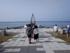 　らびたんさんが一カ月前の日曜に行った時はガラガラだった宗谷岬も、この日は記念写真の順番待ちです。日本人しかいないため、順番きちんと守ってくれていて、秩序が保たれています。
