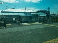 ■安房勝山駅

安房小湊、安房天津、安房鴨川に次ぎ旧国名「安房」が駅名に入る駅です。

こちらも那古船形駅同様に棒線化工事が行われています。

内房線の特急が衰退し、待避設備が要らなくなったのでしょう・・・

JR東日本始め、全国のJRローカル線では棒線化される駅が多くなっています。