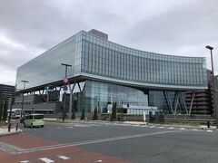 約１時間で盛岡へ。
盛岡駅の西側に見慣れない建物があったので、行ってみた。
アイーナという名前のいわて県民情報交流センターだった。