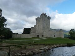 最初の目的地であるロス城に午前９時５０分に到着。写真はレイン湖の湖畔に建つロス城。１５世紀に建造されたノルマン様式の堅固な城で、１７世紀半ばのクロムウェル侵攻の際にアイルランド軍が最後まで抵抗して戦ったことで知られる。内部の見学はツアー形式のみだったの諦めて、周囲を散策。