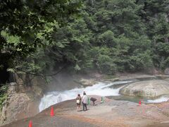 まず見えてくるのは鱒飛の滝