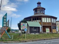 続いては二番目の道の駅、「林林館」です。林林館はは登米市東和町の国道３４６号線沿いにあります。隣接して登米市東和庁舎や「森の茶屋」もあります。建物１階には、箸置きから壺まで種類も豊富な陶芸の展示販売や、茶托や木皿など地元産の木材を使った木工品が売られています。