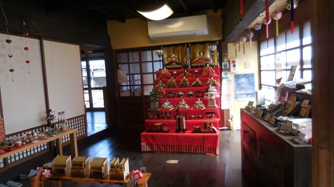 　入るとすぐにお雛様飾り。