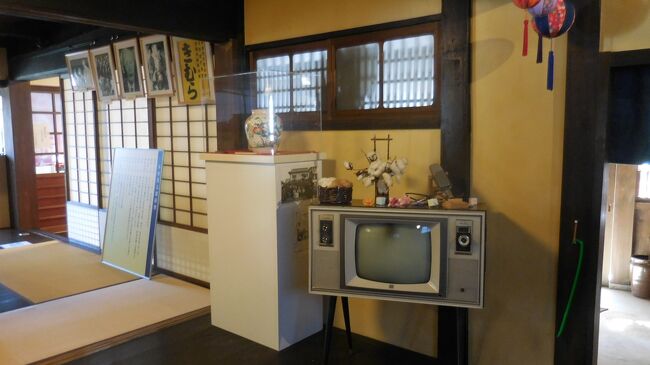 　土間から上がった先は板の間と茶の間。