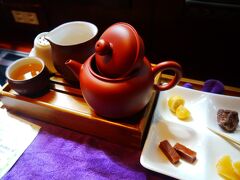 ここへ来たのは中国茶目当て。
茶房泰安洋行で岩茶を頂きま～す！
うん、美味しい。薫り高い。
気に入ったのでこの岩茶は茶葉買いました。
