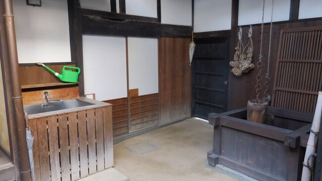 　裏口を出ると井戸。