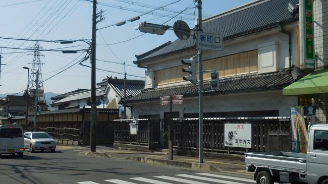 　車が行き交う国道１６８号線の新町口。