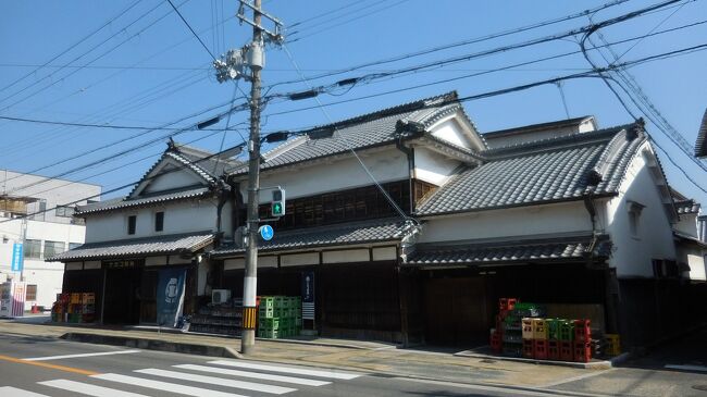 　国道に面して建つのは創業１３０余年の「ナカコ醤油」。昔ながらの製法で醤油を製造販売。