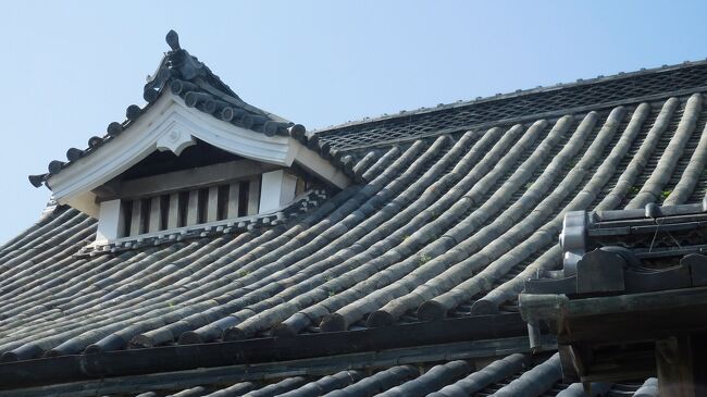 　反りのある屋根に豪華な煙出し。当時の有力商人の力が窺えます。