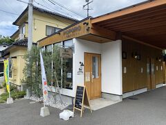 いや～元乃隅神社散策暑かった～
次の目的地がアイス屋さんでよかった～というわけでやって来ました角島ジェラートポポロ。角島に入る手前にありました。