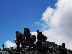 9:47木曽駒ケ岳到着。山頂には沢山の人が絶景を楽しんでいた。
4年越しのリベンジ達成～山登り続けてきてよかった～