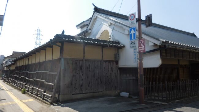 　新町通りを挟んでやはり国道に面した建物は栗山家住宅。１６９６年築の建物は重文栗山家と共に、１７０３年の五条村大火を乗り越えた数少ない町家です。