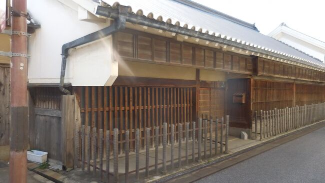 　二階建ての町家が並ぶ中で、この建物は前面に庇がなく、外観を平屋に見せています。