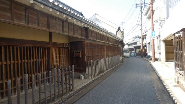 　軒下を囲った柵「駒寄せ」に沿って新町通りを奥へ進むと、