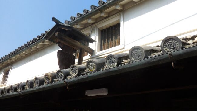 　屋根に量り売りを示す徳利形の看板。