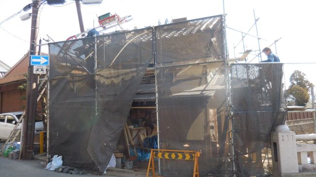 　山本本家酒造すぐ先に修復中の建物が。