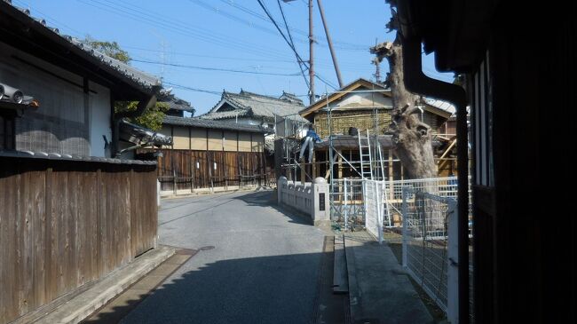 　鉄屋橋を渡って振り返ると、山本本家酒造と修復中の餅商一ツ橋。