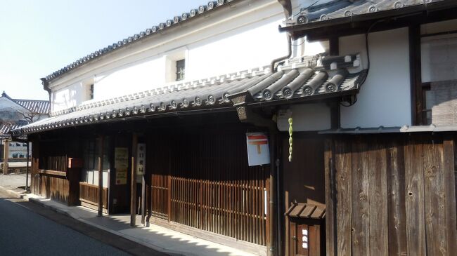 　橋を渡ってすぐ右側に市口薬局。建物は１７１５年築。