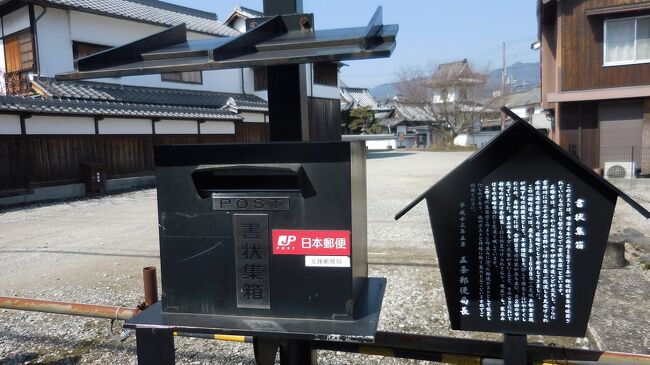 　まちや館の駐車場前に置かれたポスト。明治４年、郵便創業当時置かれていたものと同じ形で、当時は「書状集箱」と呼んだそうです。