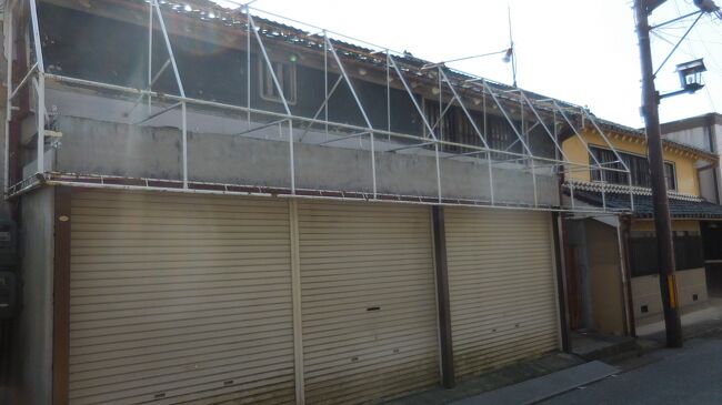 　空き家と思しき建物。シャッターは錆び、日除けのオーニングテントは無くなっています。