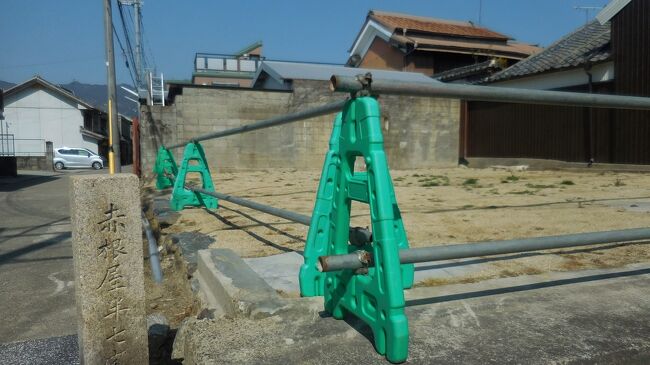 　更に歩くと空き地に「赤根屋半七宅跡」。この後行く「まちなみ伝承館」で人形浄瑠璃「艶姿女舞衣」の主人公の住宅跡と知りました。