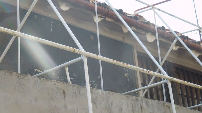 　虫篭窓があるところから、以前は格子のある立派な蔵造りだったと思われます。さてこの建物の運命や、如何？