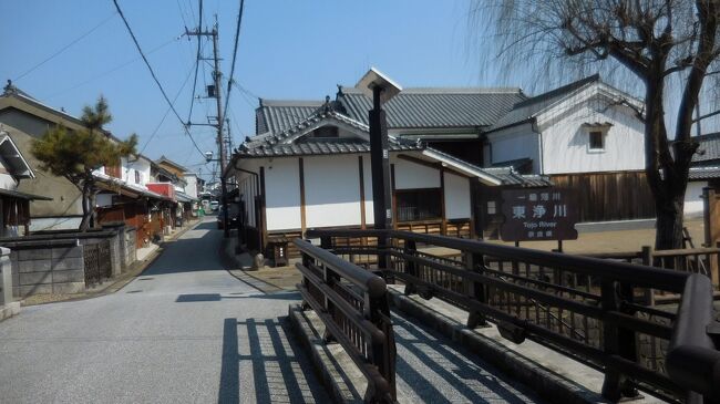 　まちなみ伝承館を出て新町橋を渡り、　