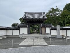 日光街道粕壁宿の寺町にある真言宗智山派の寺院。丁度大通りの突き当たりにあります。