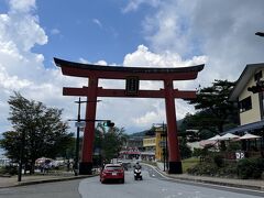 中禅寺温泉のバスターミナルに到着。この辺りは中禅寺湖の温泉街で、旅館やホテル、ペンションなどが多数あります。カフェやレストランなどの食事処もたくさんあるので、ランチにおすすめのエリア。

ここから中禅寺に向かうバスに乗り換え、立木観音前で下車するとスムーズなのですが、バスの本数が少なく、時間が合わなかったので徒歩で向かいます。