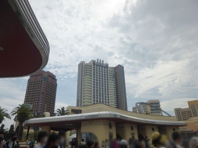 パーク入場ゲート前に並んで待ちます。<br />朝からとても暑かったのですが、ちょうど屋根のあるところで待てたので良かったです。<br />私たちが泊まるホテル「ザパークフロントホテルアットユニバーサル・スタジオ・ジャパン」（中央）が見えました。<br /><br />10時開園のところ、9時半に開園しました。<br />入場前に手荷物検査があるので ゆっくり進みます。<br /><br />