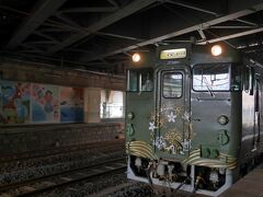 入線してきました。2両編成で1号車は和風、2号車は洋風の内装。
https://www.jr-odekake.net/railroad/kankoutrain/area_hiroshima/marumaru_no_hanashi/