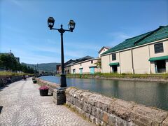 こちらは小樽を代表する人気観光スポットの小樽運河
小樽を紹介するガイドブックの表紙に必ず出ている風景ですね。