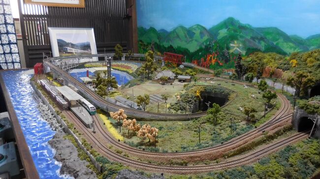 　手作りの鉄道ジオラマに電車が走っています。