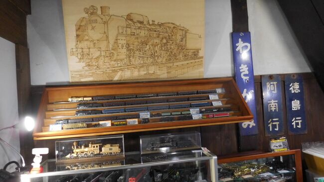 　ミニチュアの鉄道模型や看板。