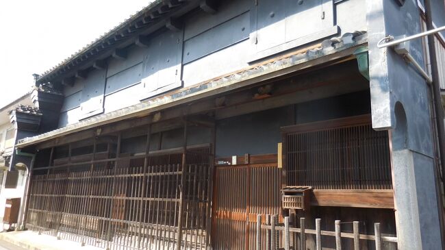 　２階部分の黒漆喰塗りの壁や土蔵風両開き戸。特に建物の両脇の装飾的な「本うだつ」に大正時代の雰囲気が残っています。