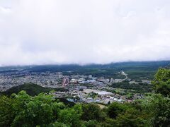 山頂駅に着くと、展望台はすぐのところにあった。
しかし、展望台の目の前に聳えているはずの富士山の姿が無い。
残念ながら、雲が多く、その姿はまったく見えなかったのだ。