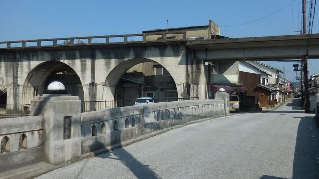 　鉄道橋をくぐりました。幻の五新鉄道の遺構です。