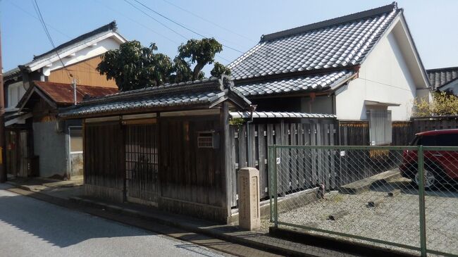 　柏田家住宅。１７４２年築の新町村の庄屋宅。主屋は現存しませんが奥の土蔵は新町最古です。