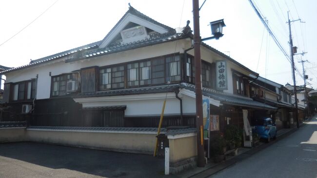 　山田旅館。江戸後期の町家で五条市内で最古の旅館。破風には往時の「五二館」の看板が残っています。