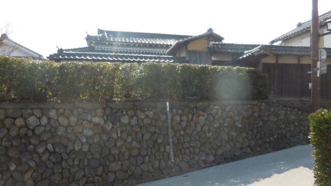 　ここが重伝建地区の西の端。滞在交流ラボ「標」は、江戸から昭和に至る古民家を宿泊・研修に利用できるように改造した複合施設です。