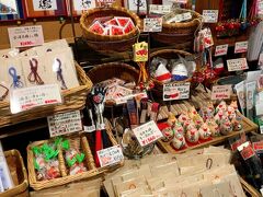 七日町駅構内にあったこじんまりとした駅カフェは、会津17市町村のアンテナショップになっていて、オシャレな雑貨やお土産などを売ってます。