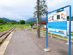 津軽半島最北端の駅なので、線路がこの駅で終わっているのを撮れる駅です。　ちなみに、三厩駅は在来線の無人駅で、この駅を発車する列車は1日に6本しかありません。　