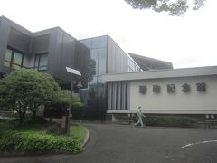 衆議院憲政記念館
無料ですが土曜・日曜はお休みなので､平日でないとなかなか来れないため､平日休みになったこの日訪れてみました

憲政記念館は1970年にわが国が議会開設80年を迎えたのを記念して､議会制民主主義についての一般の認識を深めることを目的として設立され､1972年3月に開館しました
当館のある高台は､江戸時代の初めには加藤清正が屋敷を建て､その後彦根藩の上屋敷となり､幕末には藩主であり､時の大老でもあった井伊直弼が居住し､後に明治時代になってからは参謀本部･陸軍省がおかれました
1952年にこの土地は衆議院の所管となり、1960年には､憲政の功労者である尾崎行雄を記念して､尾崎行雄記念財団によって尾崎記念会館が建設され､衆議院に寄贈されました
その後､これを拡大して憲政記念館となりました(パンフレットより)

しかし､この永田町一丁目一番地に建つ建物も建替のため今年限りなんだそうです