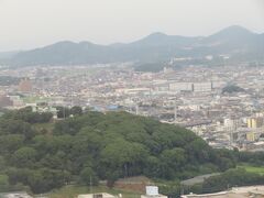 小牧城の横を通過