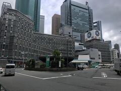 東口の駅前に構える新宿駅前ビル
１号館と２号館があります
右のUCのビルが２号館
東口は全く人通りは少ないよな
地下中心だから
