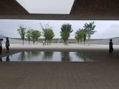 高田松原津波復興祈念公園に着きました。
とてもたくさんの人が訪れていました。
