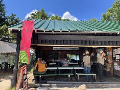 いきなりですが、登山開始から2時間半で合戦小屋到着です。一度だけザックをおろしましたが、どっしりと座っての休憩をしなかったので、標準コースタイムよりも若干早いようです。汗だくで登ってきて、この旗が見えた時の嬉しさと言ったら！